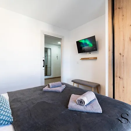 Beachfront Place With Balcony & Pool 公寓 *
