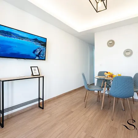 Beachfront Place With Balcony & Pool 公寓 *